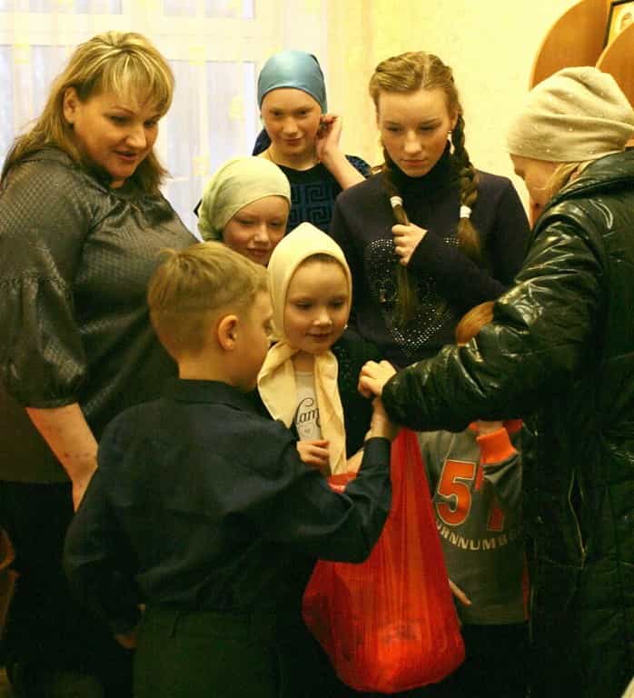 Отдел социального служения организовал раздачу бытовой химии для многодетных малоимущих семей