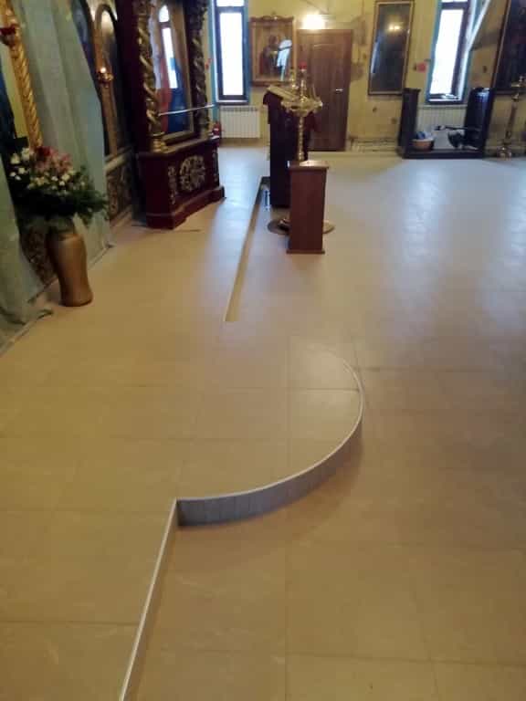Завершены работы по устройству нового пола в Михаило-Архангельском храме города Кирова