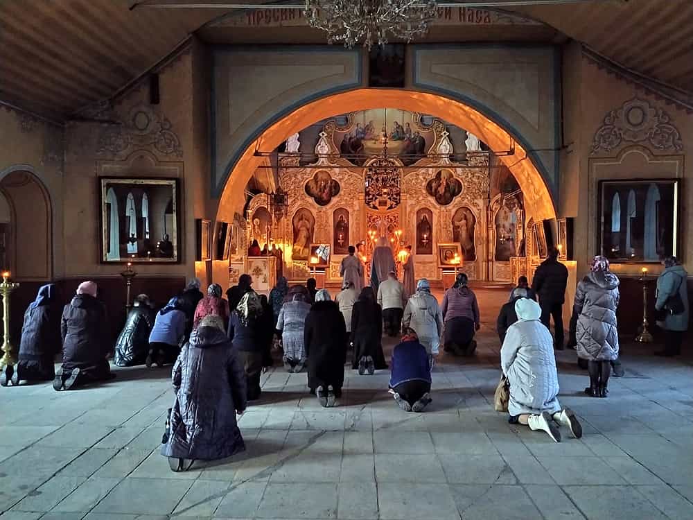 Митрополит Марк совершил великое повечерие с чтением канона преподобного Андрея Критского в Успенском соборе города Советска