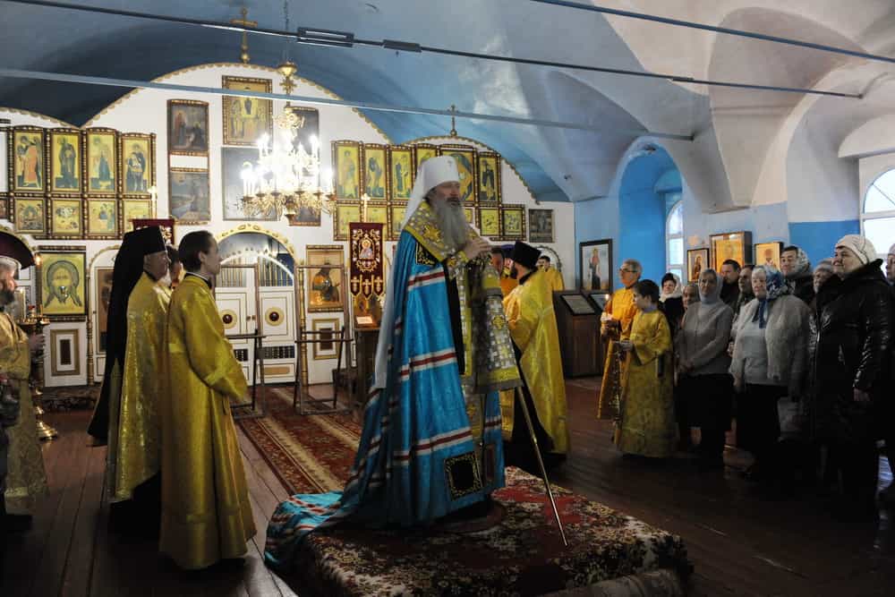Митрополит Марк возглавил благодарственный молебен по возвращению икон «Достойно есть» и «Скоропослушница» в церковь Рождества Богородицы пгт. Нижнеивкино