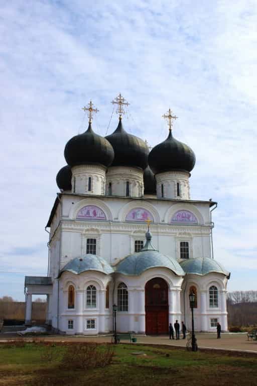 Водосвятие на источнике Успенского кафедрального собора в честь праздника Преполовение Пятидесятницы