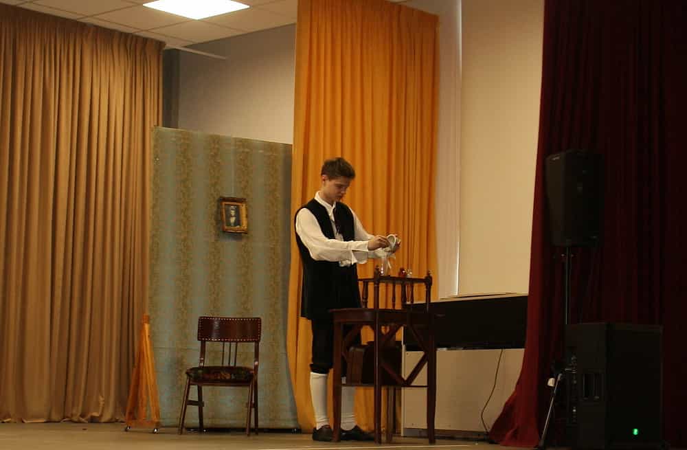 Гимназический театр Вятской православной гимназии «Жаворонок» представил спектакль «Щелкунчик» учащимся школы № 26 города Кирова