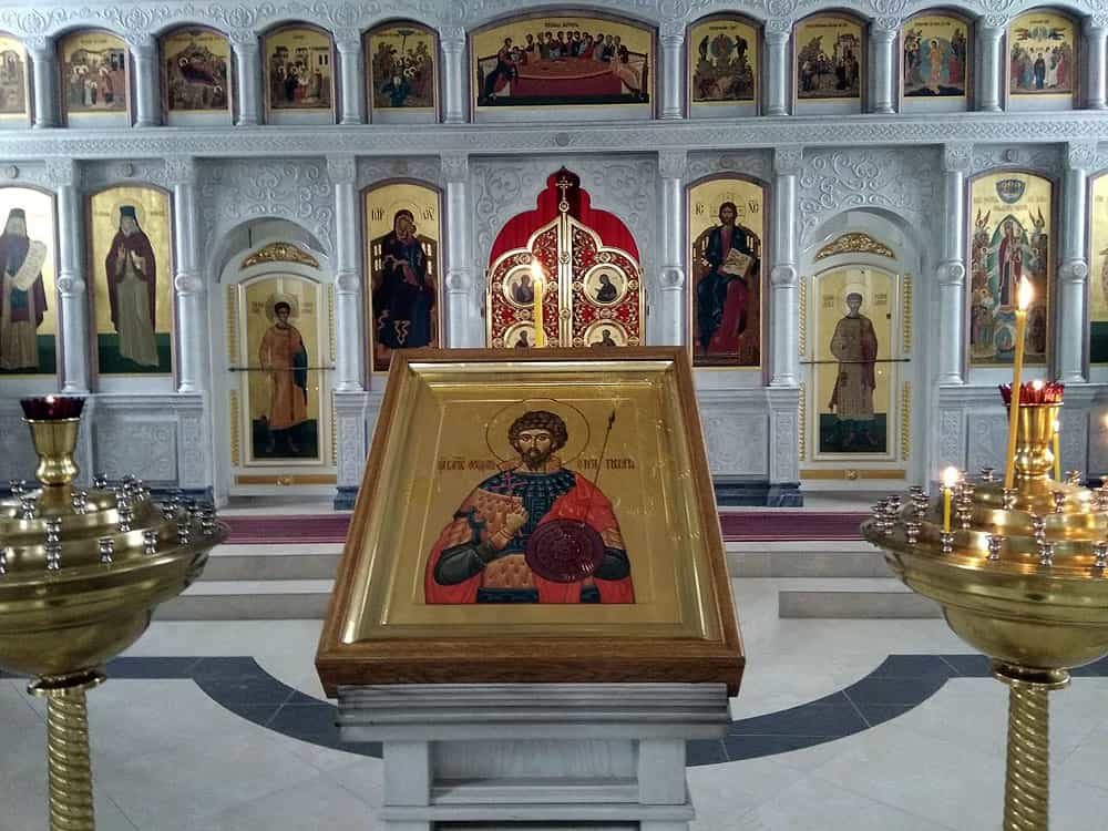 Торжественный молебен в День памяти покровителя судебных приставов вмч. Феодора Стратилата совершили в храме иконы Божией Матери «Всех скорбящих Радость» города Кирова