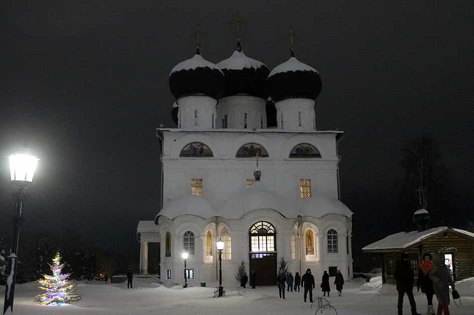 Всенощное бдение в Свято-Успенском кафедральном соборе в канун Рождества Христова
