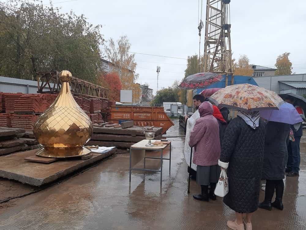 На западной части храма в честь Сорока мучеников Севастийских установлен купол и крест
