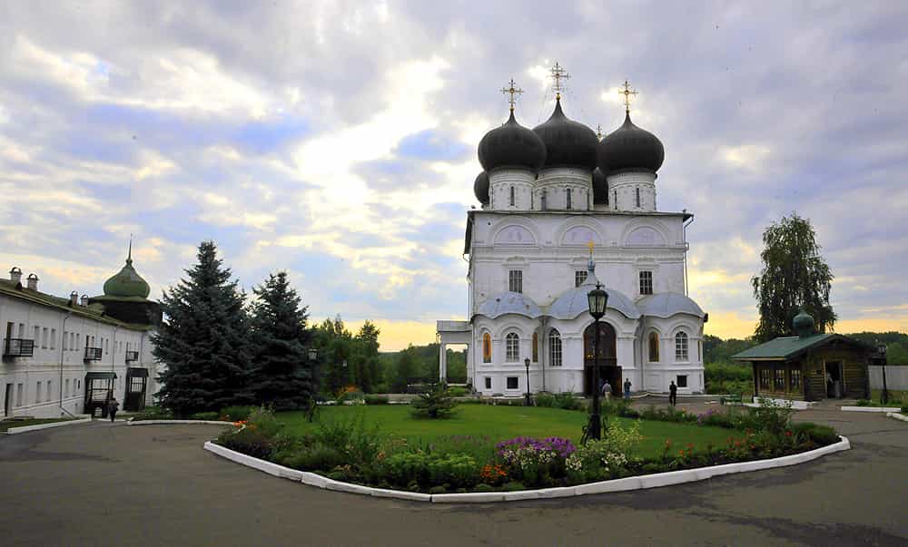 Божественная литургия в Свято-Успенском кафедральном соборе города Кирова