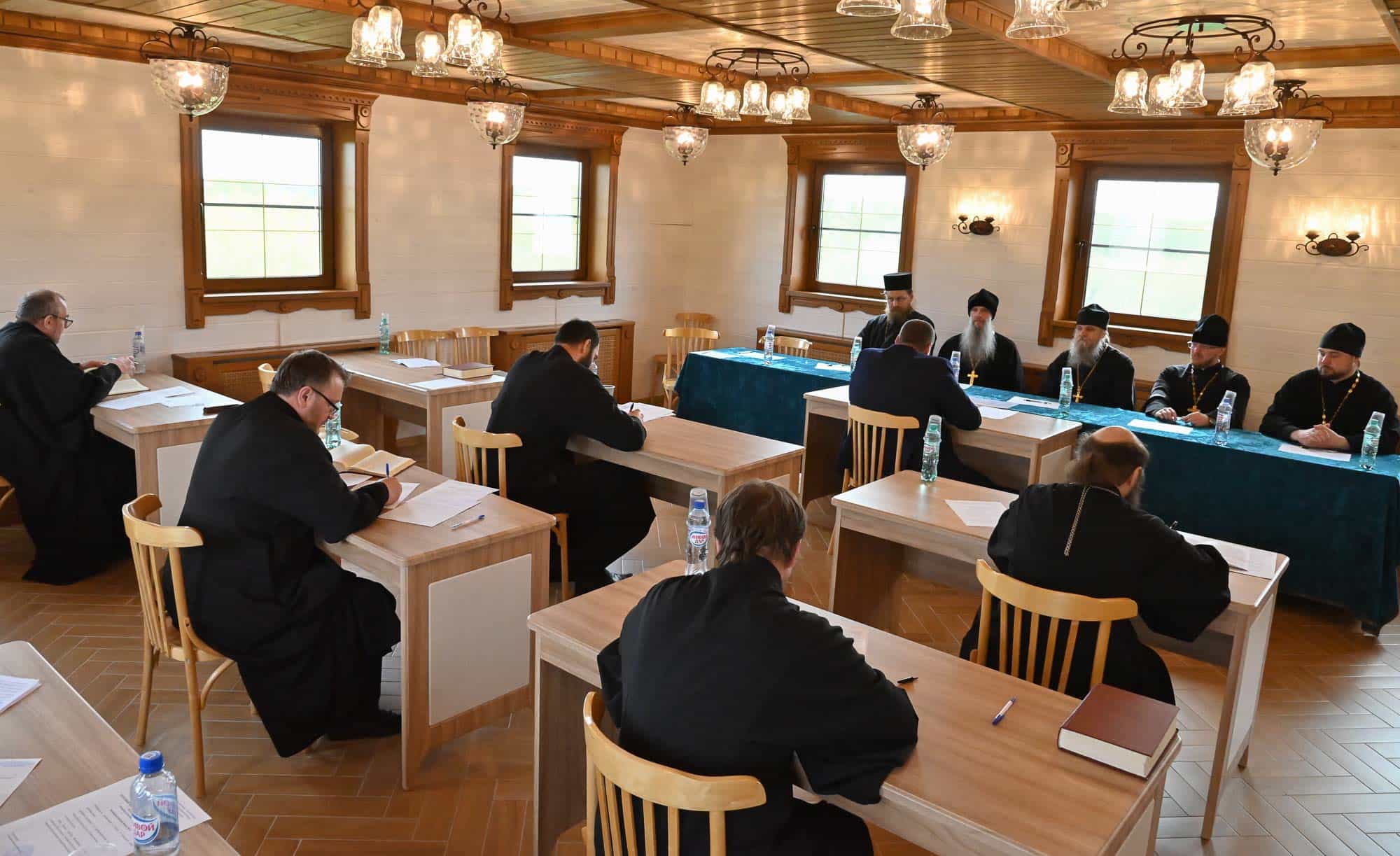 Студенты Вятского Духовного училища, обучавшиеся по специальности «Священно-(церковно-)служитель», успешно сдали междисциплинарный итоговый экзамен