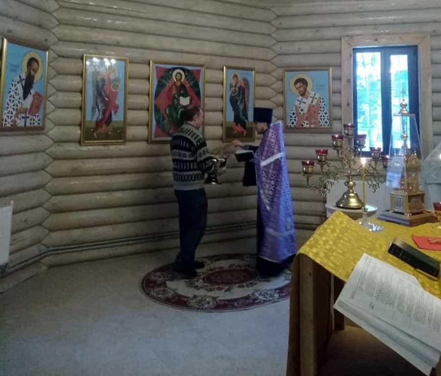 Храм Великомученика Георгия Победоносца в пгт Мирный украсили новые иконы