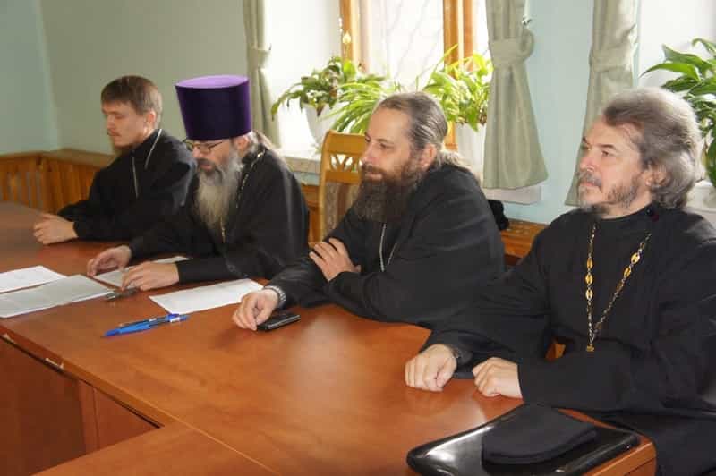 Особенности духовно-нравственного воспитания военнослужащих и работы с молодежью в Российской армии рассмотрены на секции воинского отдела Вятской Епархии