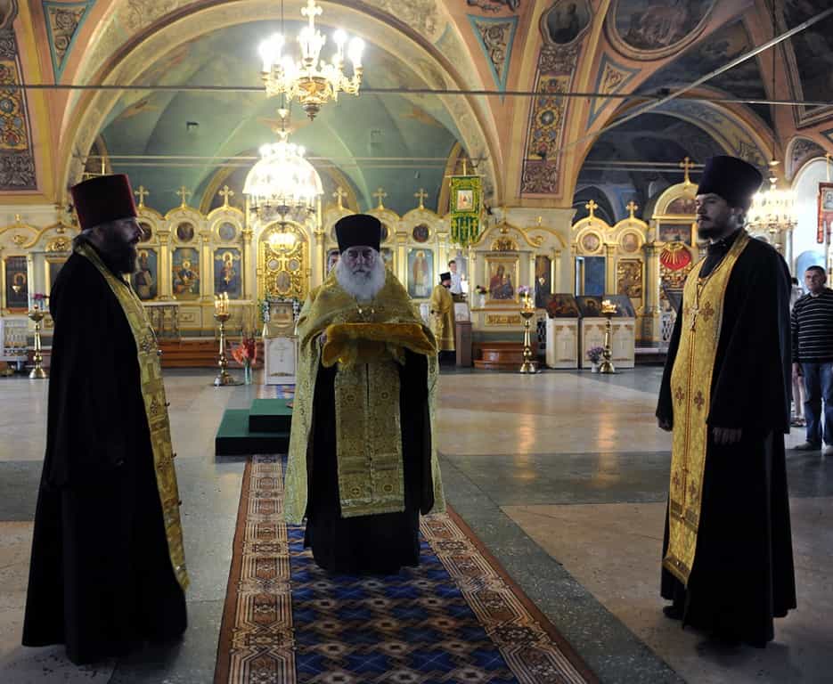 Накануне воскресного дня митрополит Марк совершил всенощное бдение в Троицком храме села Кстинино