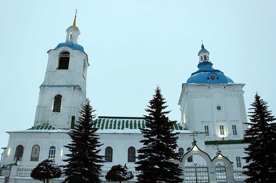 Рождественское богослужение архиерейским чином в Троицкой церкви села Быстрица