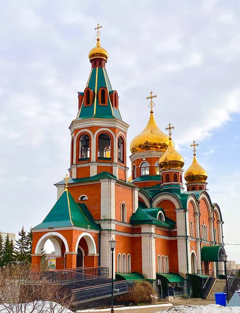 Храм благоукрашается к празднику Пасхи