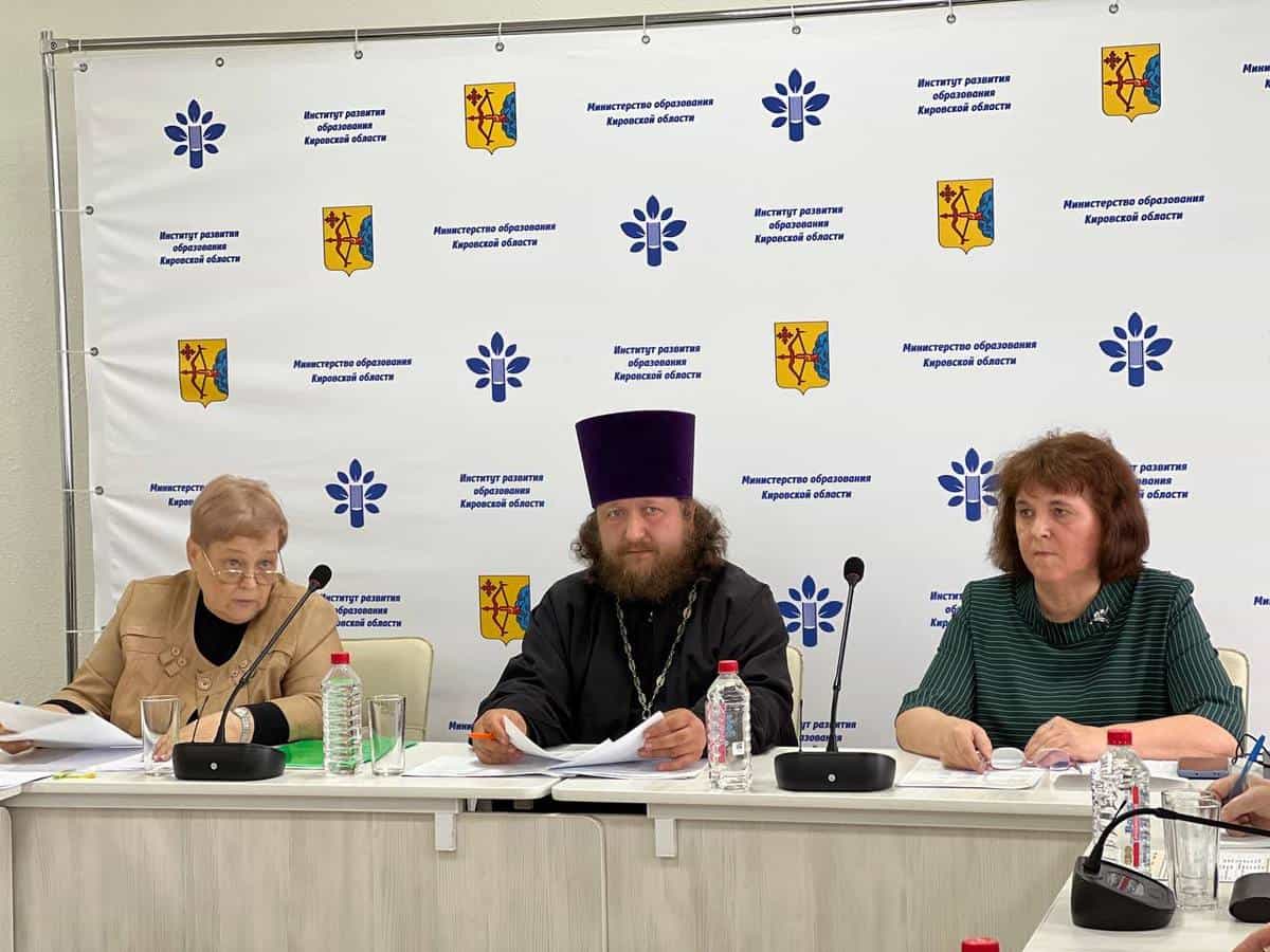 За нравственный подвиг учителя