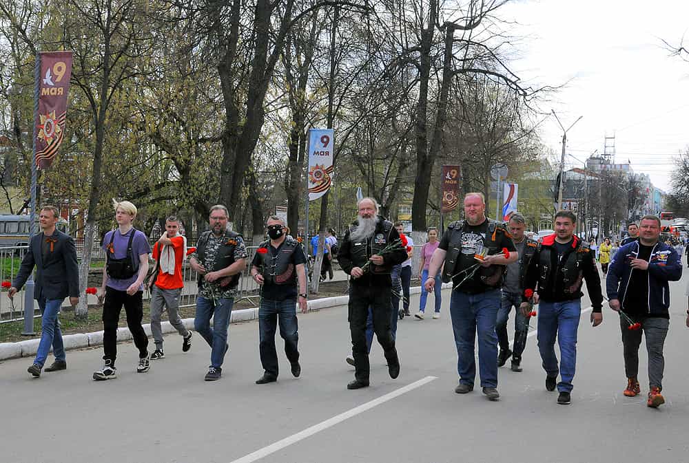 Члены мотоклуба Ночные волки возложили цветы к Вечному огню