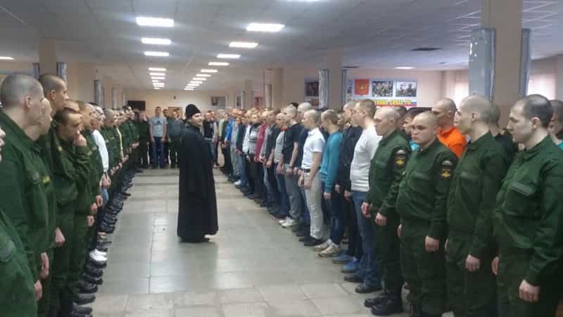 Беседа священника с призывниками