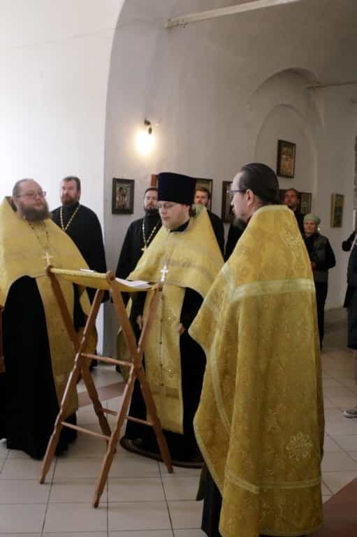 Состоялся молебен перед началом семинара, посвященного совершению Таинств для глухих людей