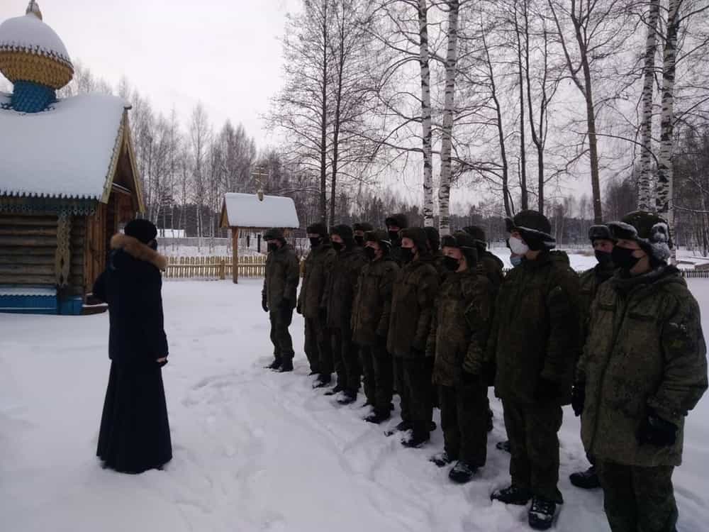 Иерей Евгений Костылев рассказал новому пополнению воинов об устройстве храма