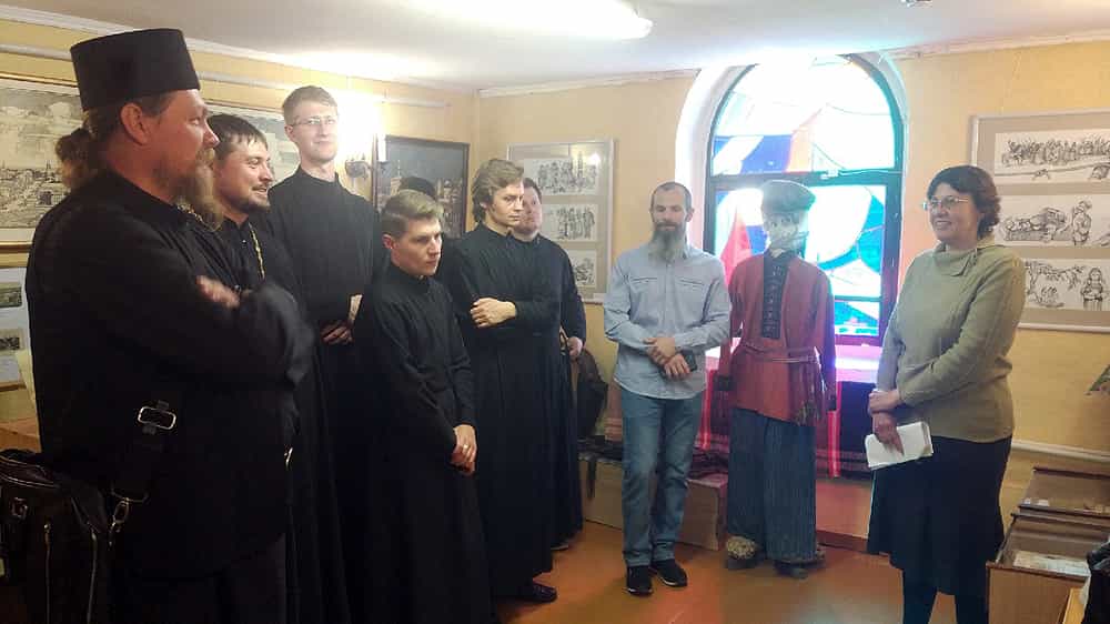 Студенты Вятского Духовного училища посетили выставку «Судьба вятского Святогорца»