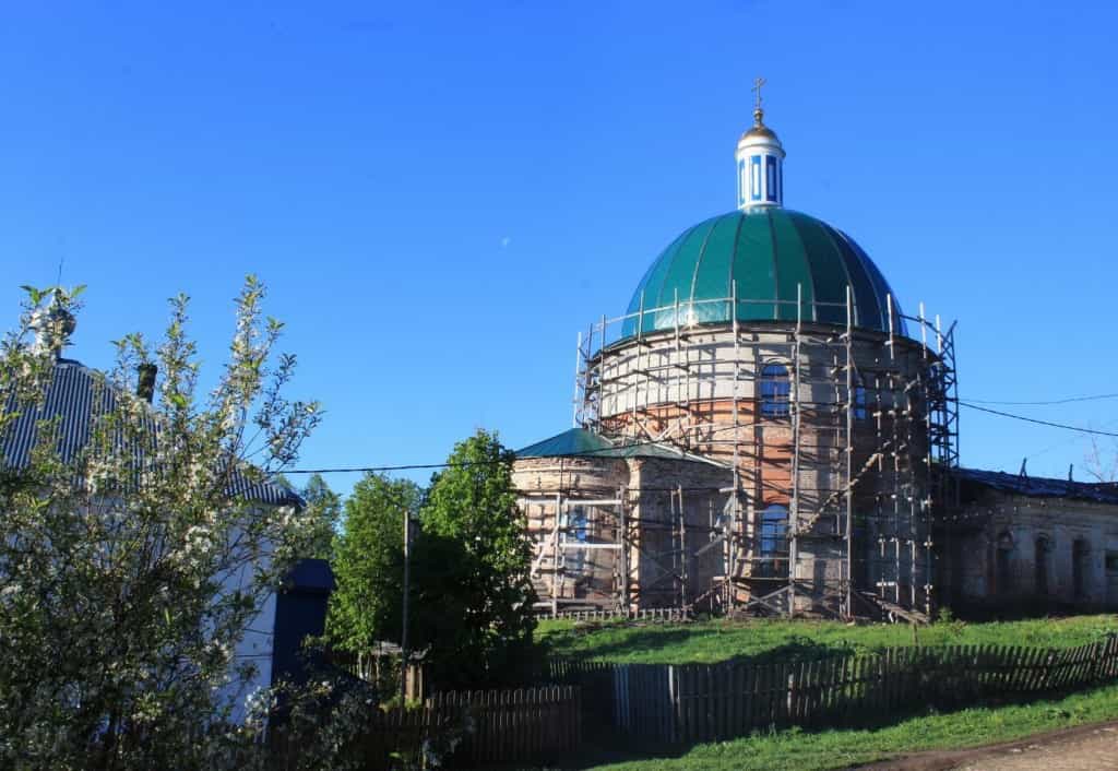 В храме Троицы Животворящей поселка Верхошижемье продолжаются восстановительные работы