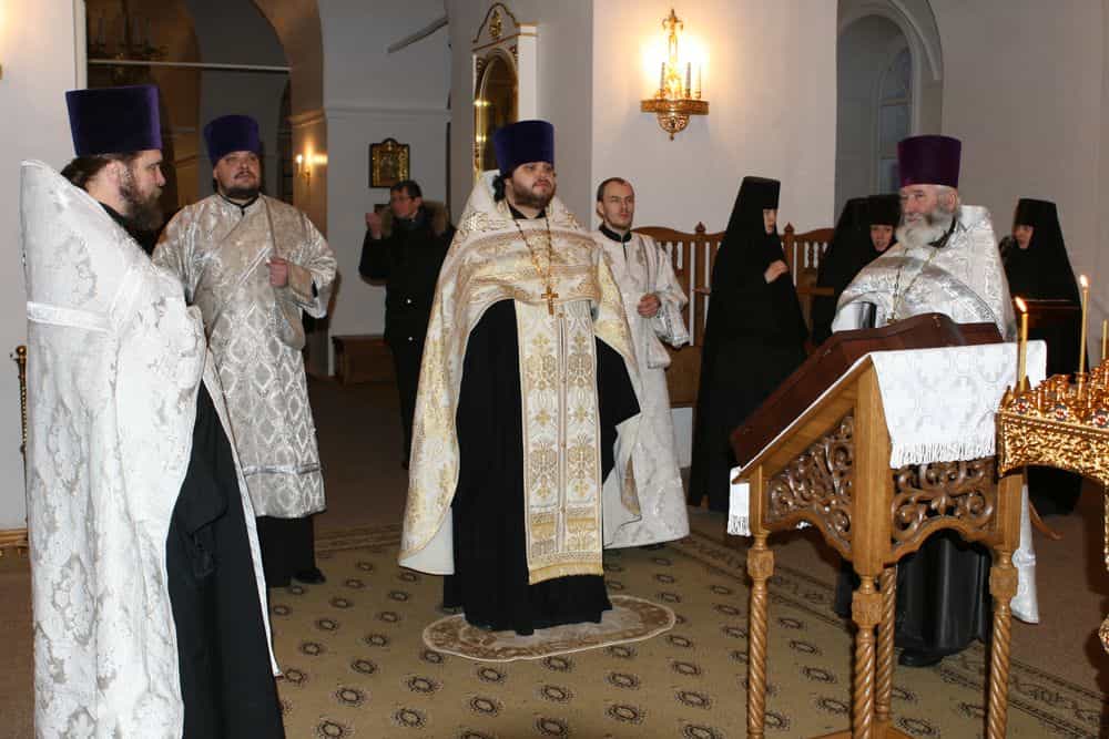 На Преображенский женский монастырь установили купола. Видеосюжет события