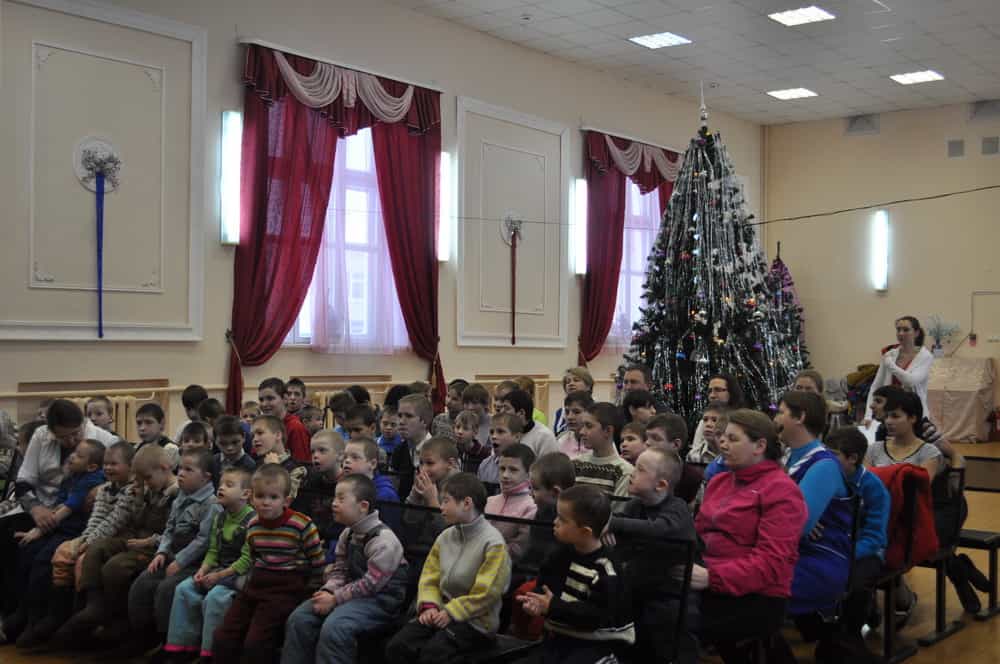 Молодежь Пантелеимоновского прихода с рождественским поздравлением посетила Мурыгинский дом интернат