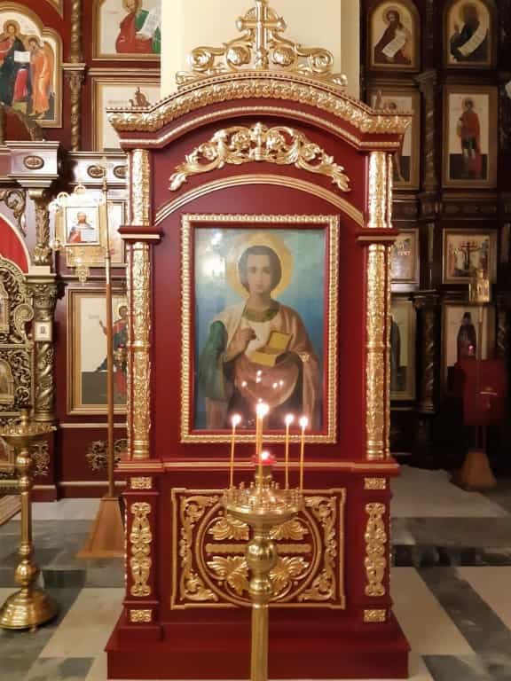 В храме Великомученика и целителя Пантелеимона установили новый киот