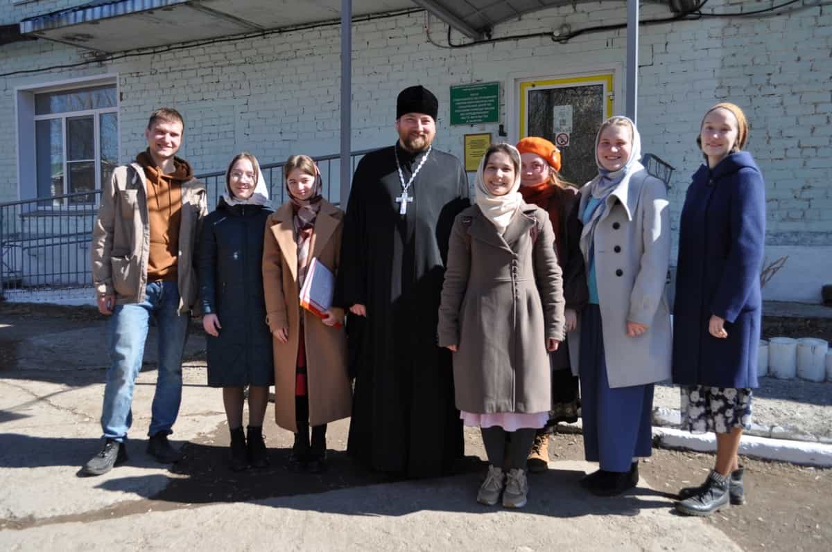 В день Святой Пасхи православная молодежь Вятской Епархии посетила Центр по оказанию помощи лицам без определенного места жительства и занятий
