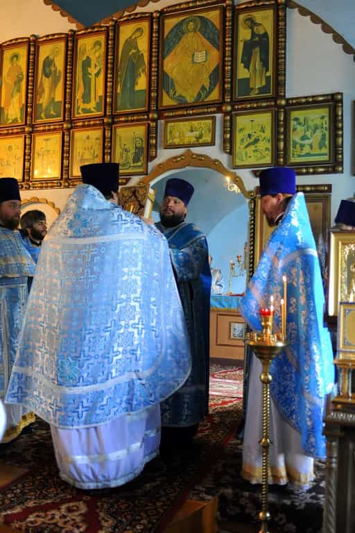 Праздничные богослужения в честь святого образа Матери Божией «Достойно есть» состоялись в храме Рождества Пресвятой Богородицы пгт Нижнеивкино