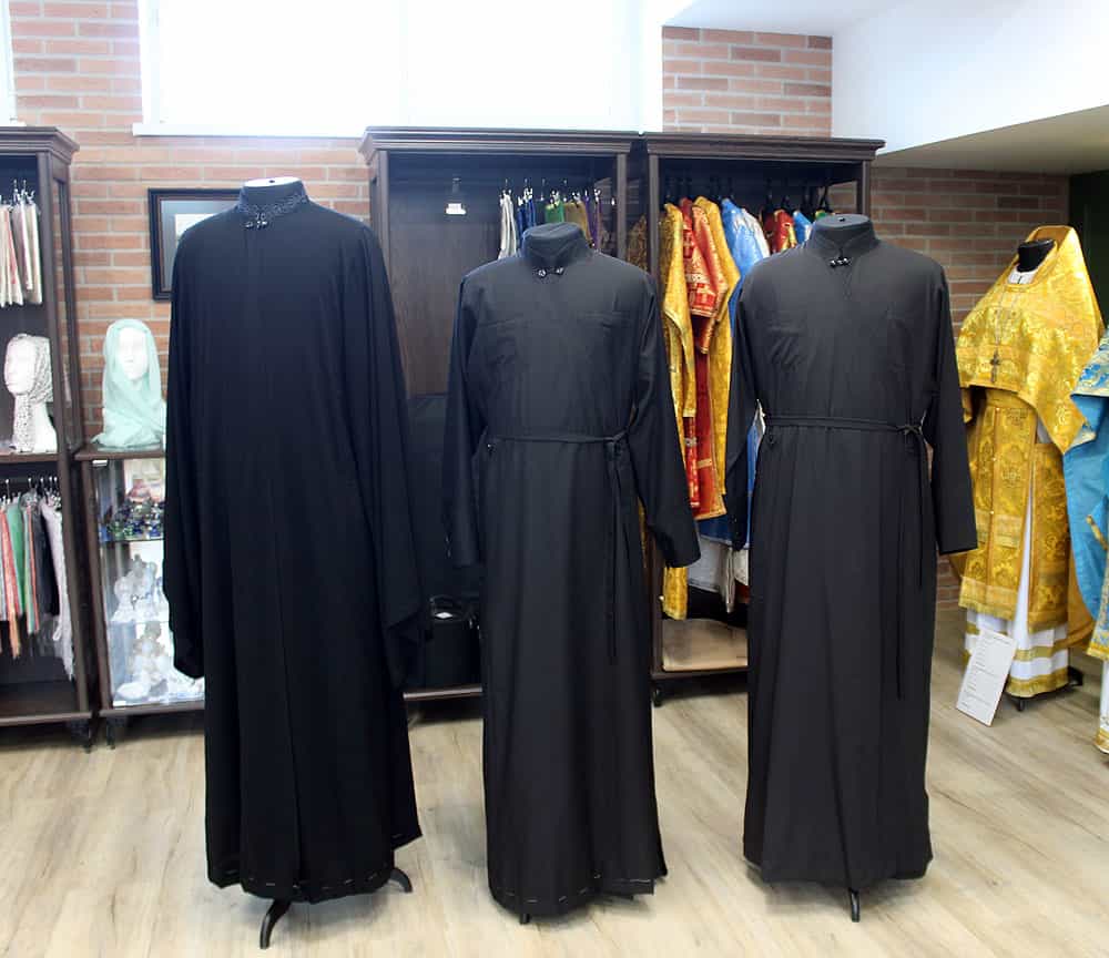 На Епархиальный склад поступили греческие рясы и подрясники