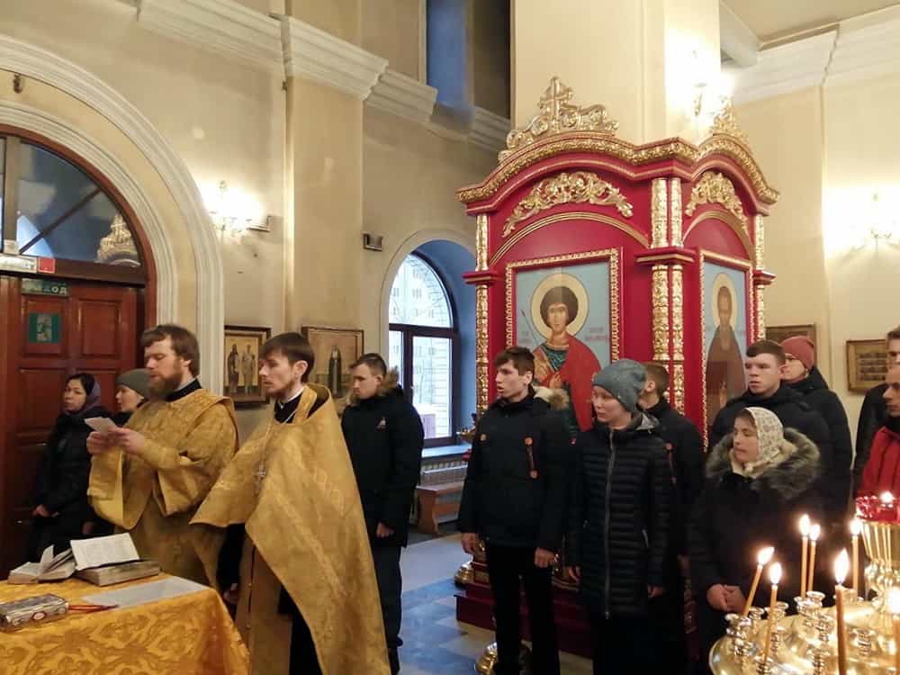 Молодежь храма вмч. Пантелеимона города Кирова и воспитанники детского дома «Родник» посетили каток