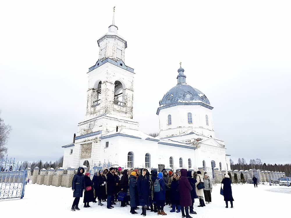В праздник Казанской иконы Божией Матери паломники Трифонова монастыря посетили храмы Вятской митрополии в Горохово, Медянах и Гирсово