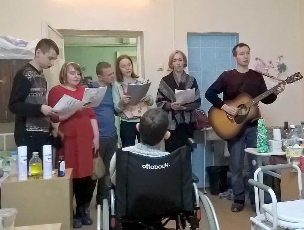 Волонтеры прихода Свято-Серафимовского собора в дни святок посетили проживающих в интернате ветеранов