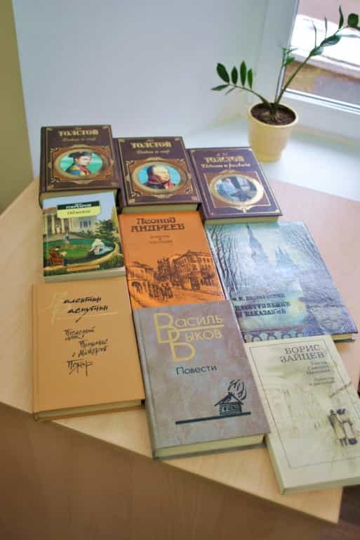 Библиотека Вятского Духовного училища пополнила свои фонды лучшими произведениями классической литературы