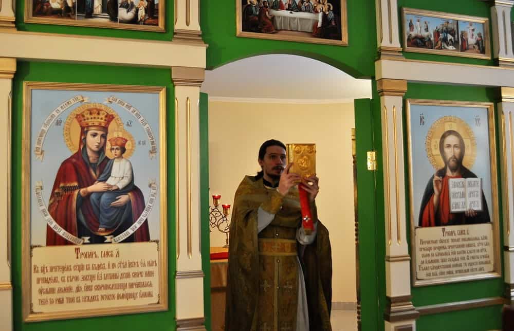 Божественная литургия в День памяти святой великомученицы Анастасии Узорешительницы в домовом храме в честь блаженной Матроны Московской при психоневрологическом отделении «Кировского дома-интерната для престарелых и инвалидов»