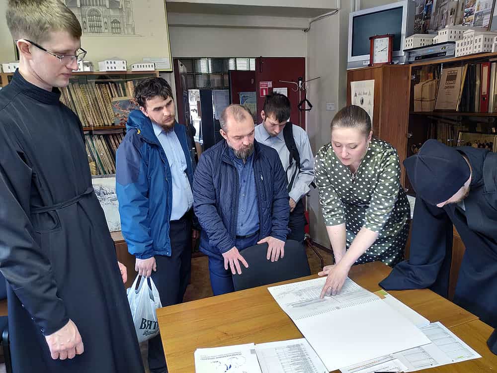 В Архитектурном студенческом центре (АСЦ) ВятГУ состоялась встреча студентов Вятского Духовного училища со старшим преподавателем кафедры архитектуры и градостроительства