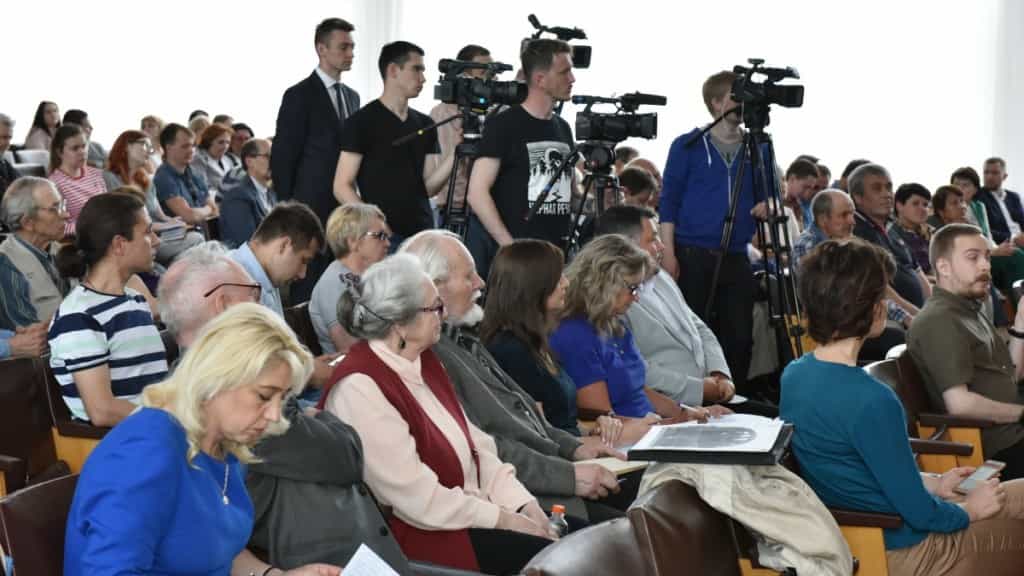 В администрации города состоялись публичные слушания по вопросу установки памятника царской семье