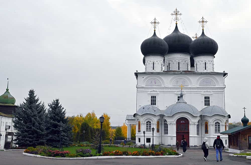 Торжественное богослужение в Свято-Успенском кафедральном соборе города Кирова