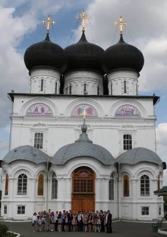 В Праздник Последнего Звонка выпускники поклонились святыням Вятки