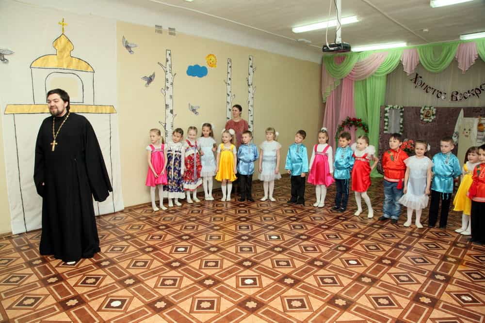 Священники храма Иоанна Предтечи поздравили с праздником Пасхи воспитанников православных групп Детского сада № 145