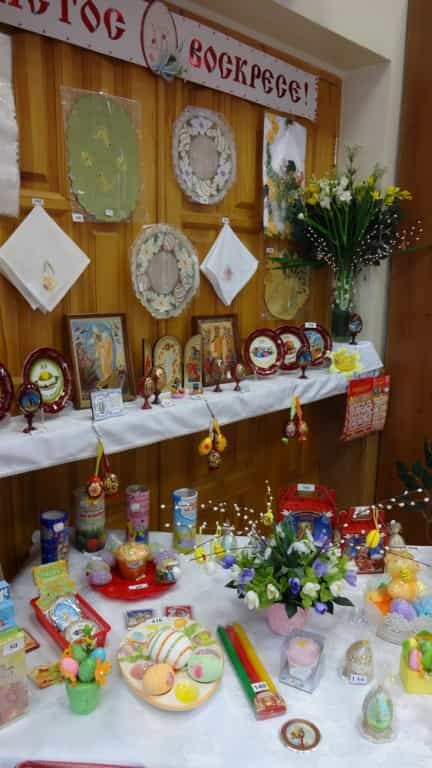 Иконная лавка Серафимовского собора – второй участник конкурса «Лучшие пасхальные витрины 2014»