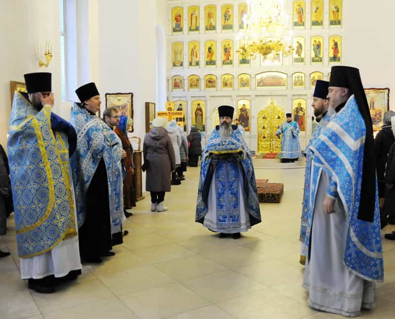Митрополит Марк возглавил Божественную литургию в престольный праздник храма в честь иконы Божией Матери «Всех скорбящих Радость» г. Кирова
