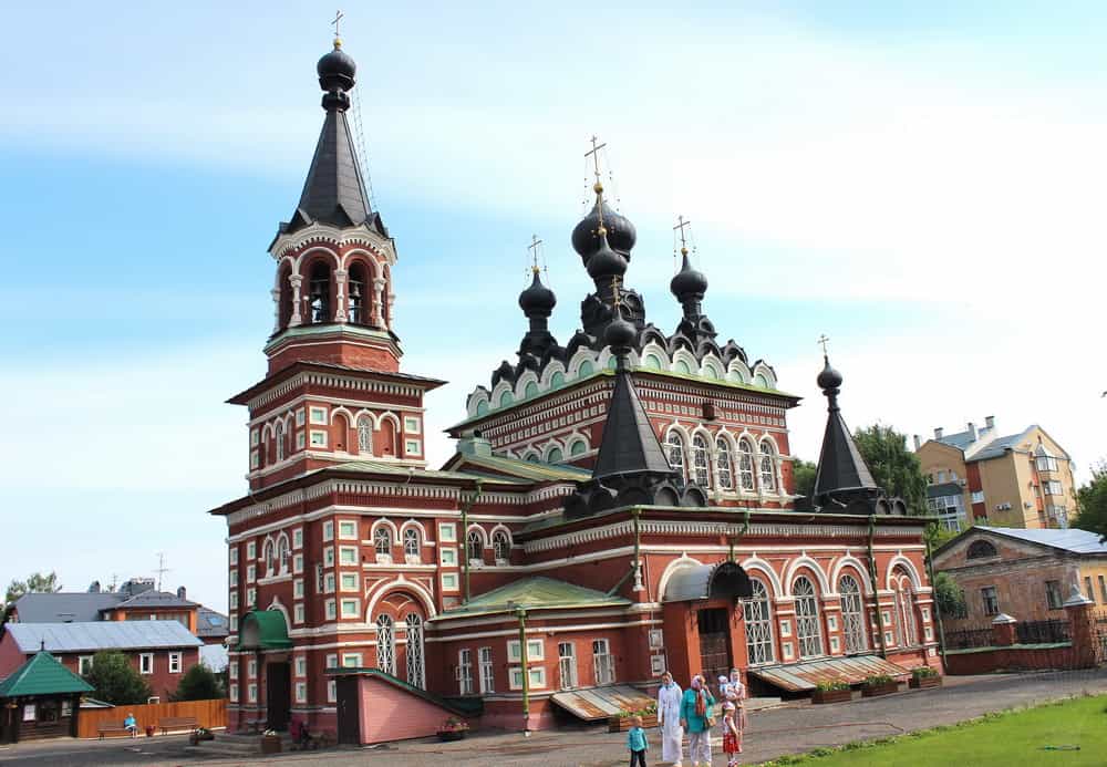 В Серафимовский собор доставлена лампада из монастыря святых Царственных страстотерпцев на Ганиной яме