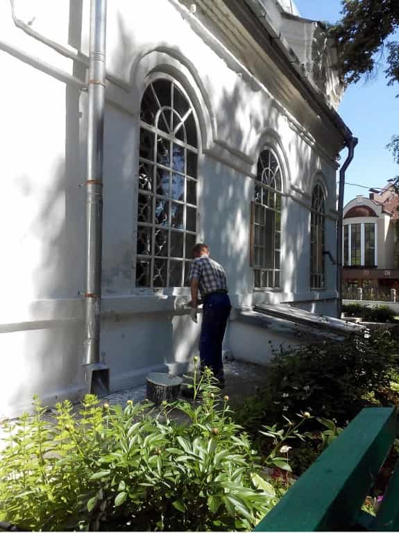 Продолжается ремонт окон придела пророка Захарии и праведной Елизаветы в храме Рождества Иоанна Предтечи города Кирова