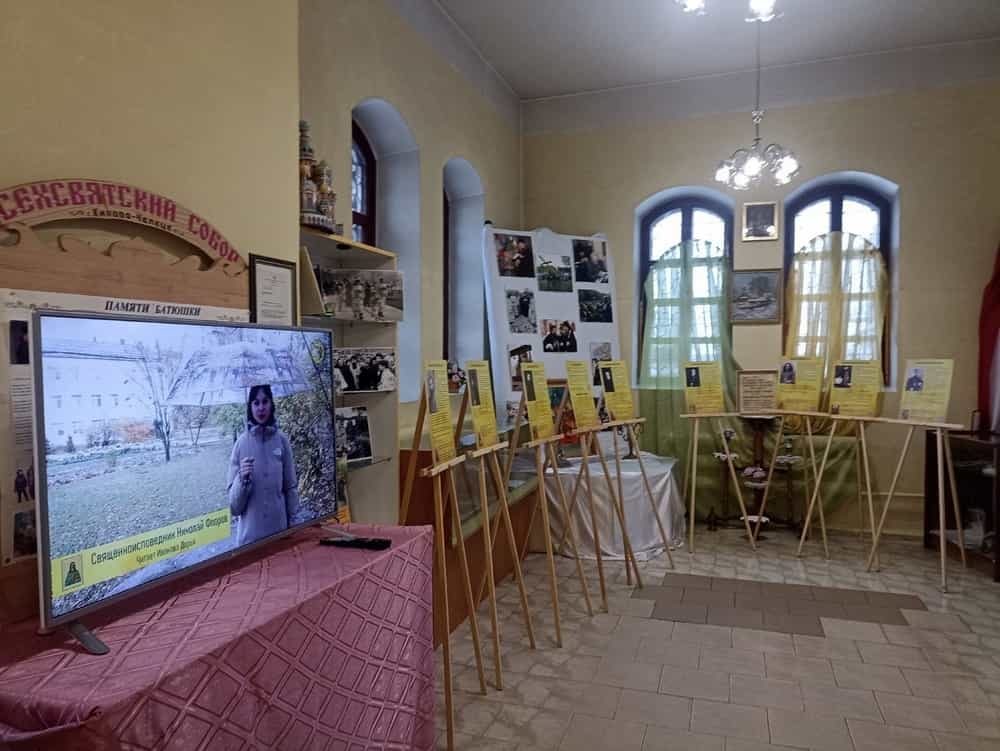 В выставочном зале Всехсвятского храма открылась выставка, посвященная памяти Собора новомучеников и исповедников Вятской митрополии