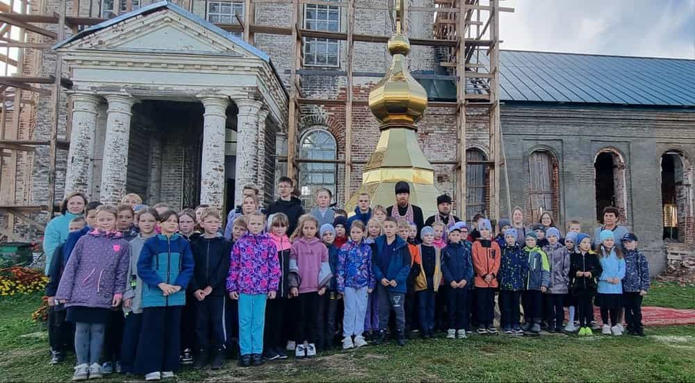 На Троицком храме села Среднеивкино установлен купол и крест