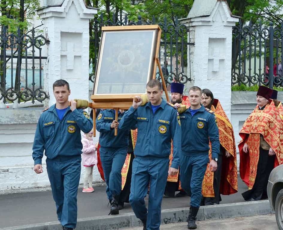 В Слободском прошел крестный ход с иконой Божией Матери «Неопалимая купина»