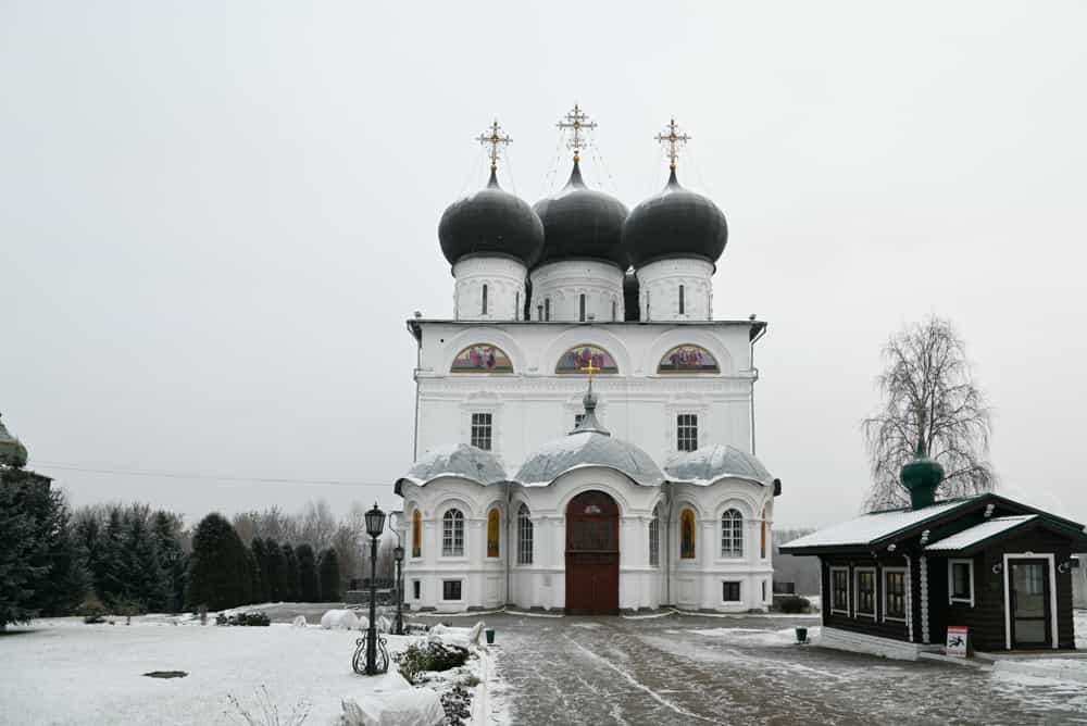 Школьники познакомились с Трифоновым монастырем