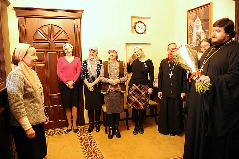 Секретарь Вятской епархии поздравил с юбилеем заведующую канцелярии