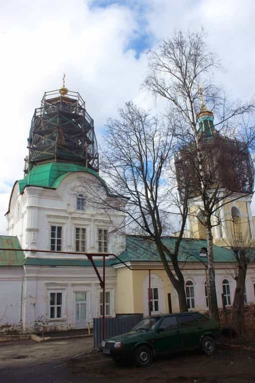Богослужение архиерейским чином в Великий четверг в Царево-Константиновской Знаменской церкви города Кирова