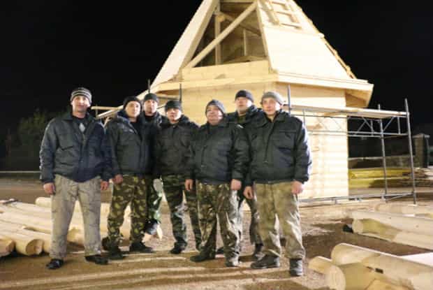 8 строителей из Кирова за день возвели храм в Севастополе